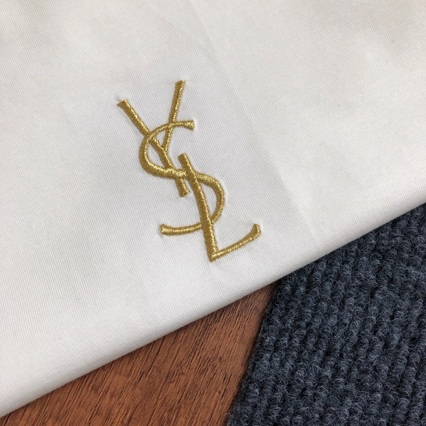 SAINT LAURENT SLP 2026New Arrival logo T ⚠ ⚠ ⚠ Quality Same Style ， ， ， 210G Versatile Quality : Black White Size : S ～ XXL S : 104 69 41.5 17.5 M : 108 71 43 18 L : 112 73 44.5 18.5 XL : 116 75 46 19 XXL : 120 77 47.5 19.5